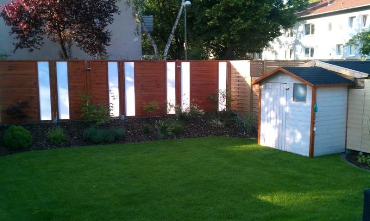 Unser neuer Zaun aus Holz und Plexiglas .....
