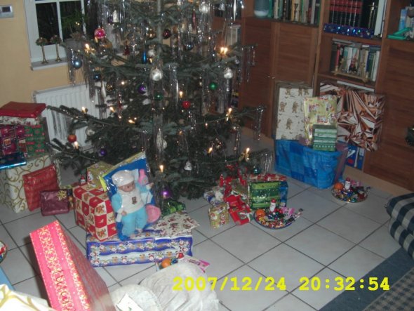 Unter dem Baum sind immer die Geschenke für die Enkel, jetzt sind es schon drei.