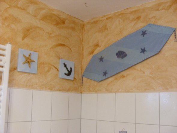 Bad-Ausschnitt
Wand oberhalb der Badewanne, gestrichen mit Wischtechnik, mit Sommer-Deko dekoriert