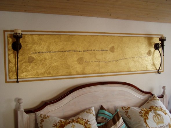 Das Farbfeld über den Bett wurde zum Teil mit Blattgold gemacht.