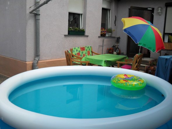 Terrasse / Balkon 'Hof mit kleinem Pool'