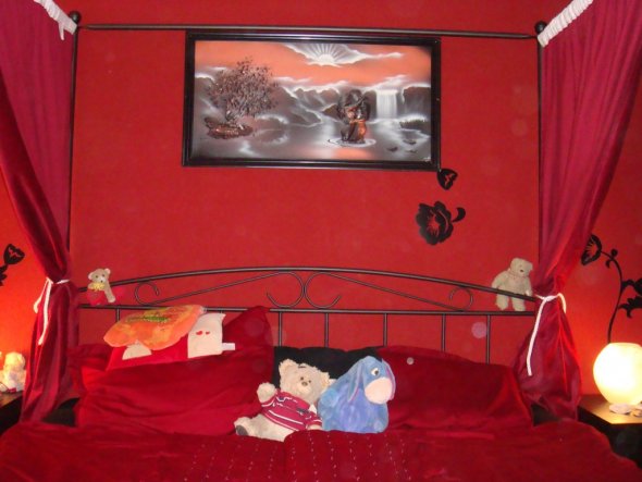 Das ist unser romantisches Schlafzimmer. Hier sieht man die Hauptseite mit dem nun passenden Bild über dem Himmelbett.