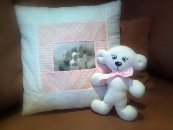 Hier seht ihr ein Kissen mit dem Foto meiner Kinder und einen passenden Teddy dazu