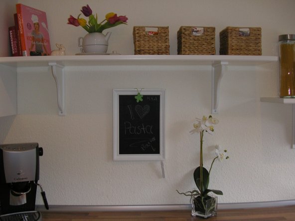 Unsere Frühlingsdeko im Detail. Die Tafel ist selber gemacht aus einem Ikea- Bilderrahmen. Sie passt- wie ich finde- hervorragend unter das hohe Board