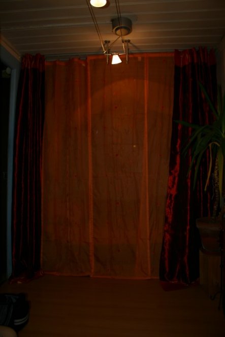 verstecktes Bett hinterm Vorhang