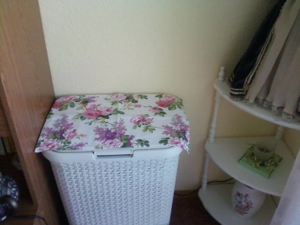 Leider muss der Wäschekorb im Wohnzimmer stehen, deshalb habe ich mir einen weißen in Rattanoptik gekauft. Mit Blumendeckchen kann ich ihn ertragen.