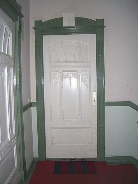 noch die origninal alten Türen, allerdings mit modernen Schlössern.