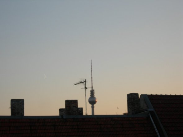Hier der Blick auf den Fernsehturm in der Abenddämmerung