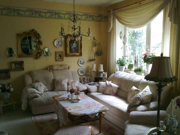 ...mein Wohnzimmer im romantischen Stil. Ich liebe Rosen, man sieht's oder? :-)