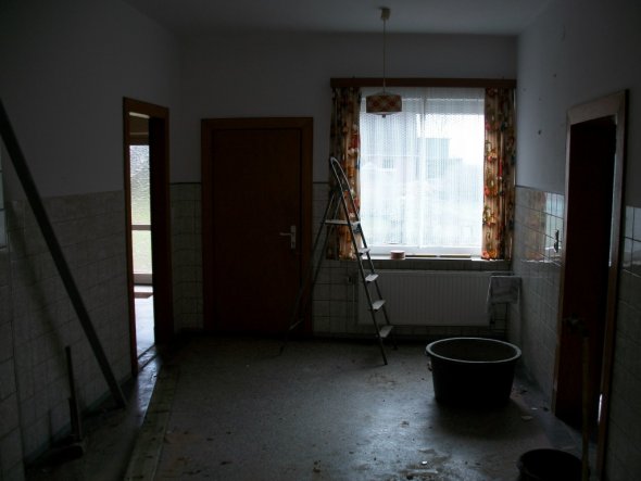 Die alte Küche, Möbel und Wand zum ehemaligen Schlafzimmer sind schon weg.