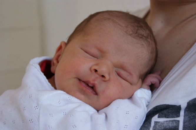 Am 30.03.2011 um 18.55 Uhr kam sie mit einem Gewicht von 2890 Gramm und einer Größe von 48 cm zur Welt.
3 Wochen zu früh, aber putzmunter :-)