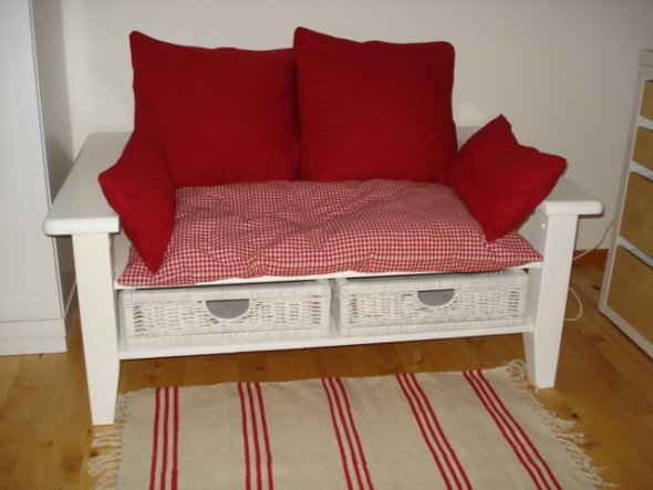 Diese kleine Couch haben wir aus einem Wohnzimmertisch gemacht, dank einem Tip von einer ZS Teilnehmerin.