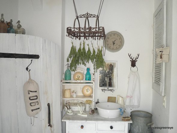 Den alten Wasserauslass haben wir durch einen alten Waschtisch mit Marmorplatte ergänzt. An der Kräuterkrone werden die GArtenkräuter für den Winter g