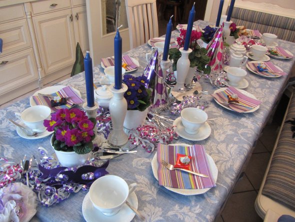 11.2.13, Rosenmontag - Der Tisch ist gedeckt - nun können die Geburtstagsgäste kommen - maskiert versteht sich ;-).