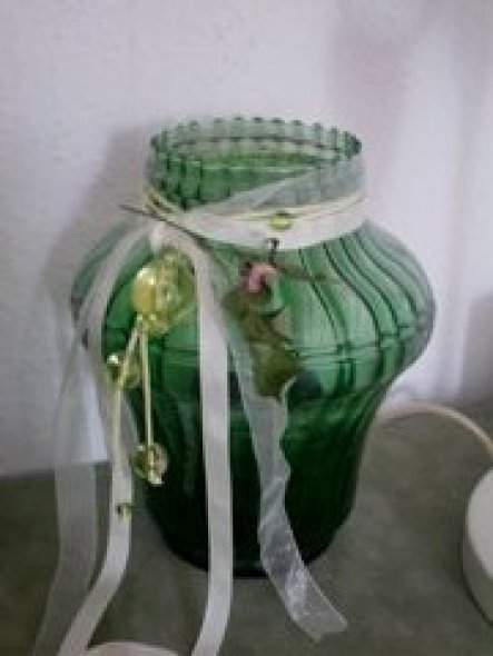 Die Vase habe ich vom Flohmarkt--mit Bändern und Perlen verschönert kann sie sich sehen lassen...