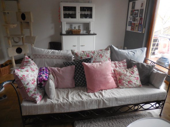 Sofa wurde zu neuem Leben erweckt mit Rosen , grau , rosa Kissen .Passt wunderbar zum Sofa  im  Landhausstil