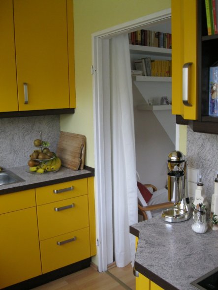 Eingang zur Küche, rechter Hand von der Tür die kurze Küchenzeile, linker Hand beginnt die lange.