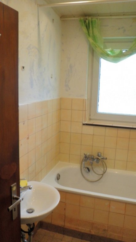 hab hier mal ein "vorher - nachher" eines selbst renovierten Bads eingestellt, sozusagen als Beispiel :-)